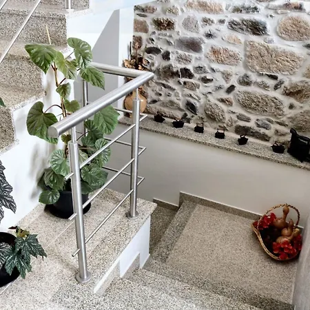 Charming House In + Terrace בית נופש