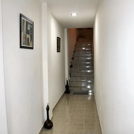 בית נופש Charming House In + Terrace למאגו