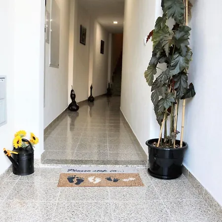 Charming House In + Terrace למאגו