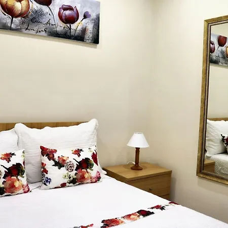 בית נופש Charming House In + Terrace למאגו